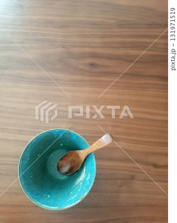 木のテーブルの上に置かれた食べ終わった食器 131971519