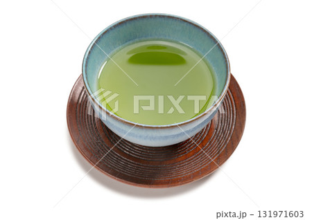 湯呑み茶碗に入れた日本の緑茶 131971603