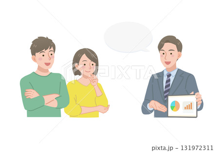タブレットを持って夫婦に説明をするビジネスマン 131972311
