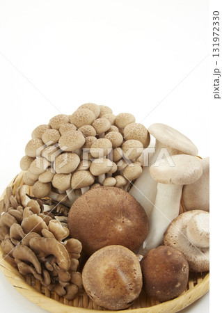 白背景に置かれたザル盛りの色々なきのこ 131972330
