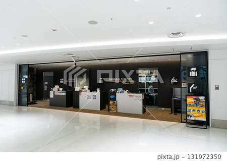 羽田空港のBAGGAGE DELIVERY（手荷物宅配所）　東京都大田区 131972350