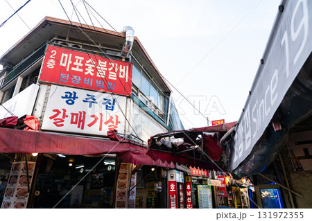 楽園楽器商街の屋台エリア　春晴れの青空　韓国ソウル 131972355
