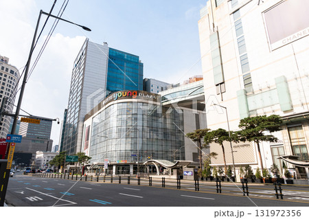LOTTE Young PLAZA（ロッテヤングプラザ）の外観　春晴れの青空　韓国ソウル 131972356
