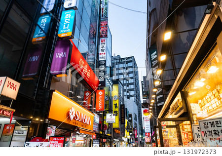 明洞の風景　夕暮れ時を歩く　春の青空　韓国ソウル 131972373