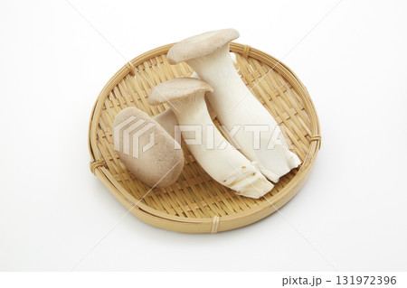 白背景に置かれたエリンギ 131972396