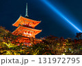 ライトアップされた三重塔 131972795