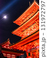ライトアップされた三重塔 131972797