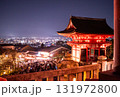 ライトアップされた清水寺の仁王門 131972800