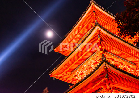 ライトアップされた三重塔 ライトアップされた三重塔 131972802