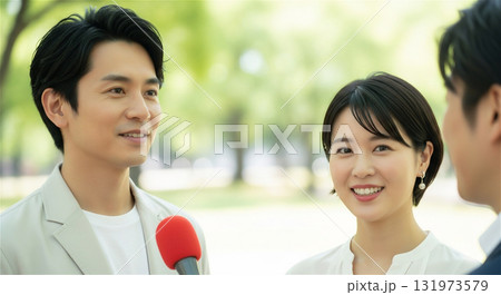 街頭インタビューを受けるカップル・公園 131973579