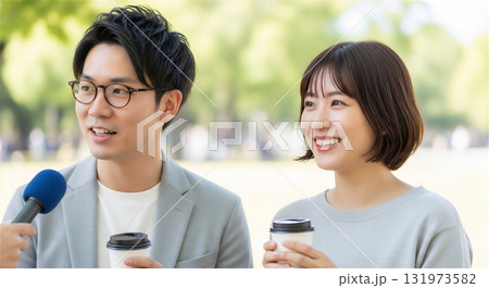 街頭インタビューを受けるカップル・公園 131973582