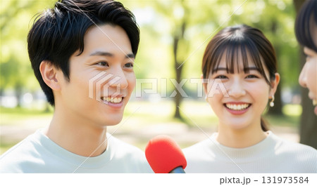 街頭インタビューを受けるカップル・公園 131973584