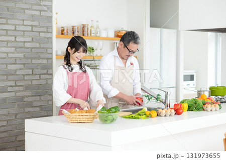キッチン　料理をするミドル夫婦 131973655