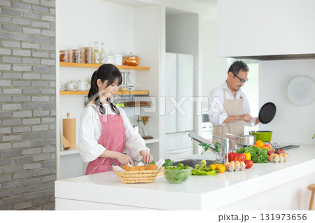 キッチン　料理をするミドル夫婦 131973656