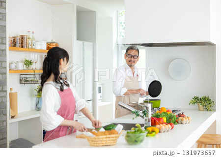 キッチン　料理をするミドル夫婦 131973657