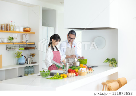 キッチン　料理をするミドル夫婦 131973658