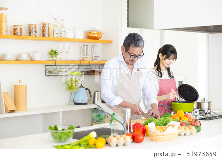 キッチン　料理をするミドル夫婦 131973659