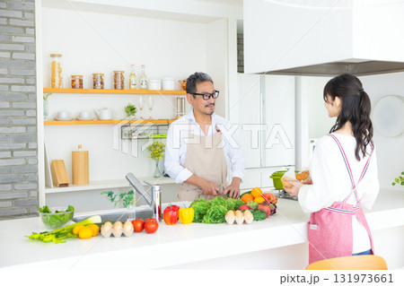 キッチン　料理をするミドル夫婦 131973661