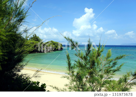 沖縄本島屈指のリゾート地　恩納村瀬良垣の美しいビーチ 131973678