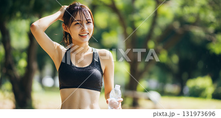 運動する若い女性 運動する若い女性 131973696