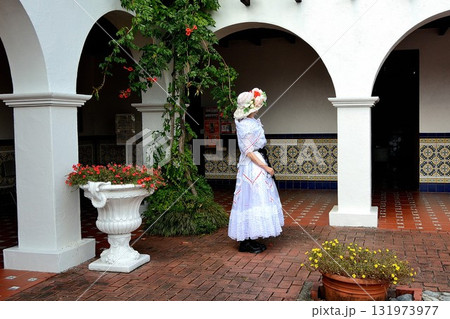 南米風の建物でポーズをとる女性 南米風の建物でポーズをとる女性 131973977