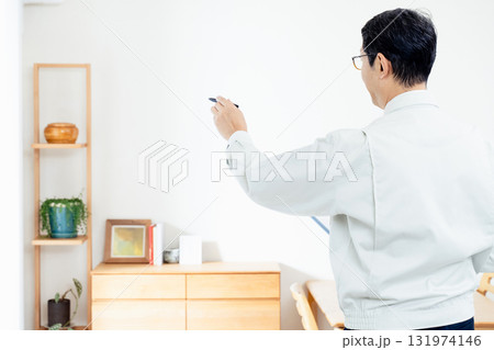 家具のチェックをする作業服姿の男性 131974146
