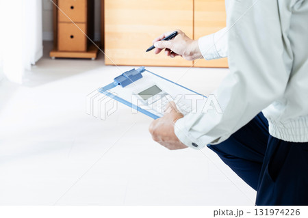 家具のチェックをする作業服姿の男性 131974226