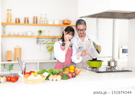 キッチン　料理をするミドル夫婦 131974344