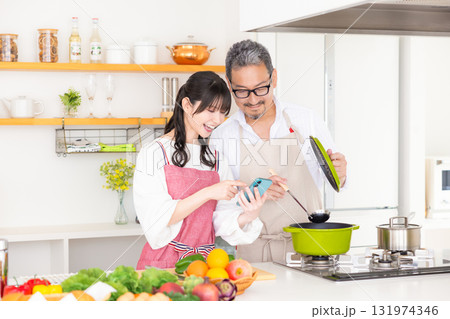 キッチン　料理をするミドル夫婦 131974346