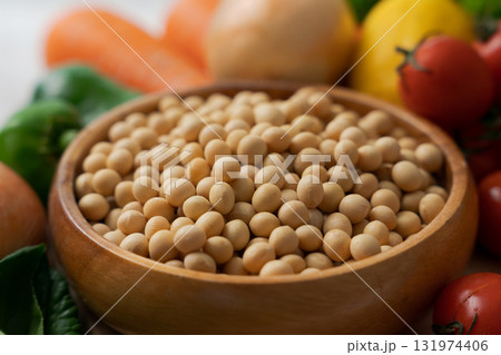 器に入った大豆とたくさんの野菜 131974406