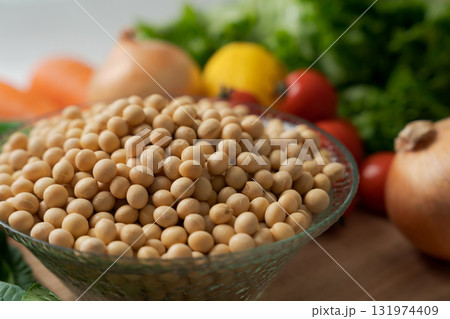 器に入った大豆とたくさんの野菜 131974409