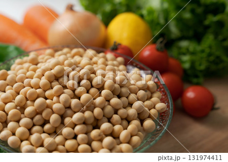 器に入った大豆とたくさんの野菜 器に入った大豆とたくさんの野菜 131974411