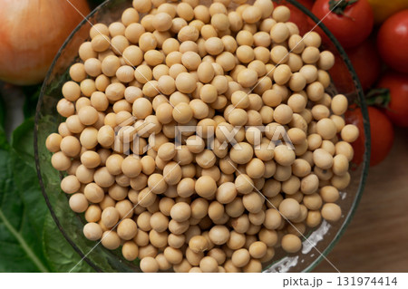 器に入った大豆とたくさんの野菜 131974414
