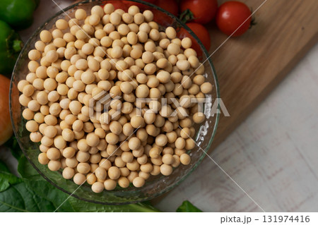 ガラスの器に入った大豆 131974416