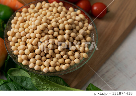 器に入った大豆とたくさんの野菜 131974419