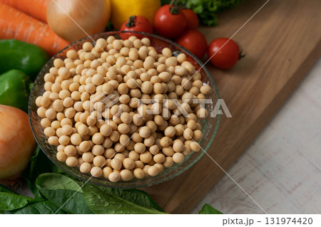 ガラスに入った大豆とたくさんの野菜 131974420