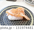 新鮮で美味しそうな炙りサーモンの握り寿司 131974481
