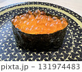 新鮮で美味しそうないくらの軍艦巻き 131974483