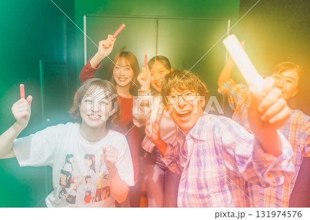 ライブ参戦するオタ友 131974576