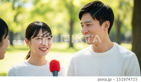 街頭インタビューを受けるカップル・公園 131974715