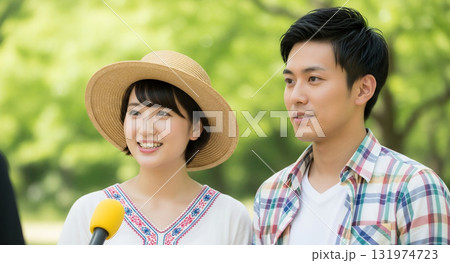 街頭インタビューを受けるカップル・公園 131974723