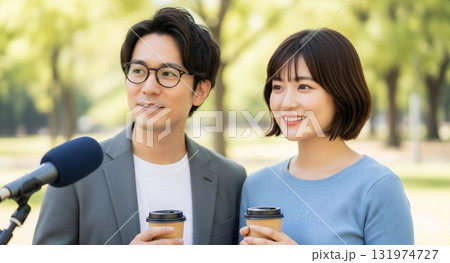 街頭インタビューを受けるカップル・公園 131974727