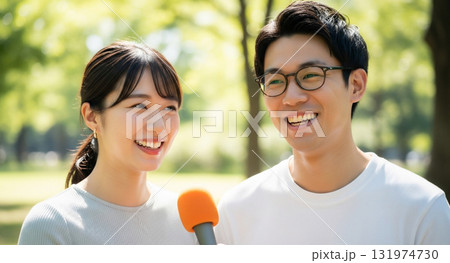 街頭インタビューを受けるカップル・公園 街頭インタビューを受けるカップル・公園 131974730