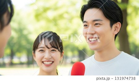 街頭インタビューを受けるカップル・公園 131974738