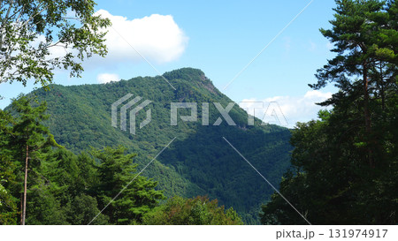 十観山登山道から見える子檀嶺岳 十観山登山道から見える子檀嶺岳 131974917