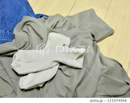 乱雑に散らかった服と靴下 131974948