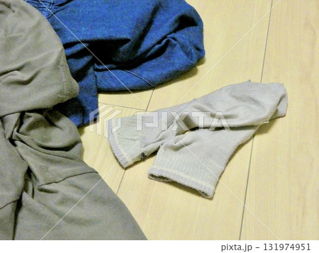 乱雑に散らかった服と靴下 乱雑に散らかった服と靴下 131974951