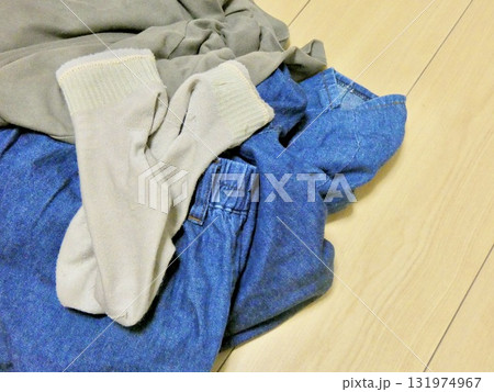 乱雑に散らかった服と靴下 131974967