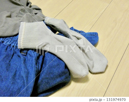 乱雑に散らかった服と靴下 乱雑に散らかった服と靴下 131974970
