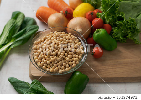 器に入った大豆とたくさんの野菜 131974972